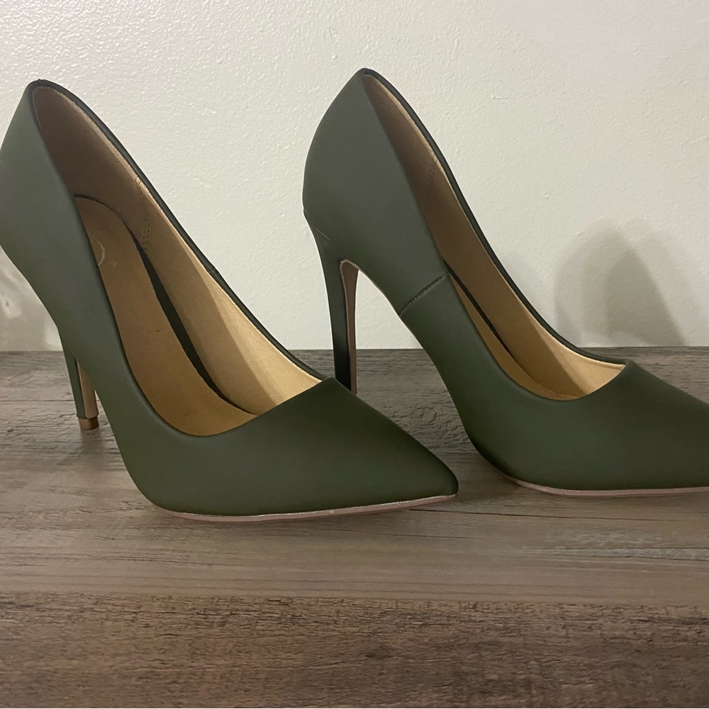 Shoes size 5 1/2 color olive green.